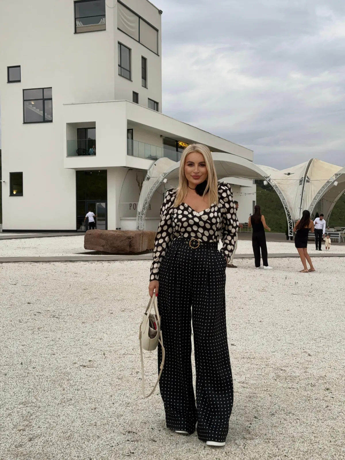 Ținută editorială — print cu buline, siluetă feminină