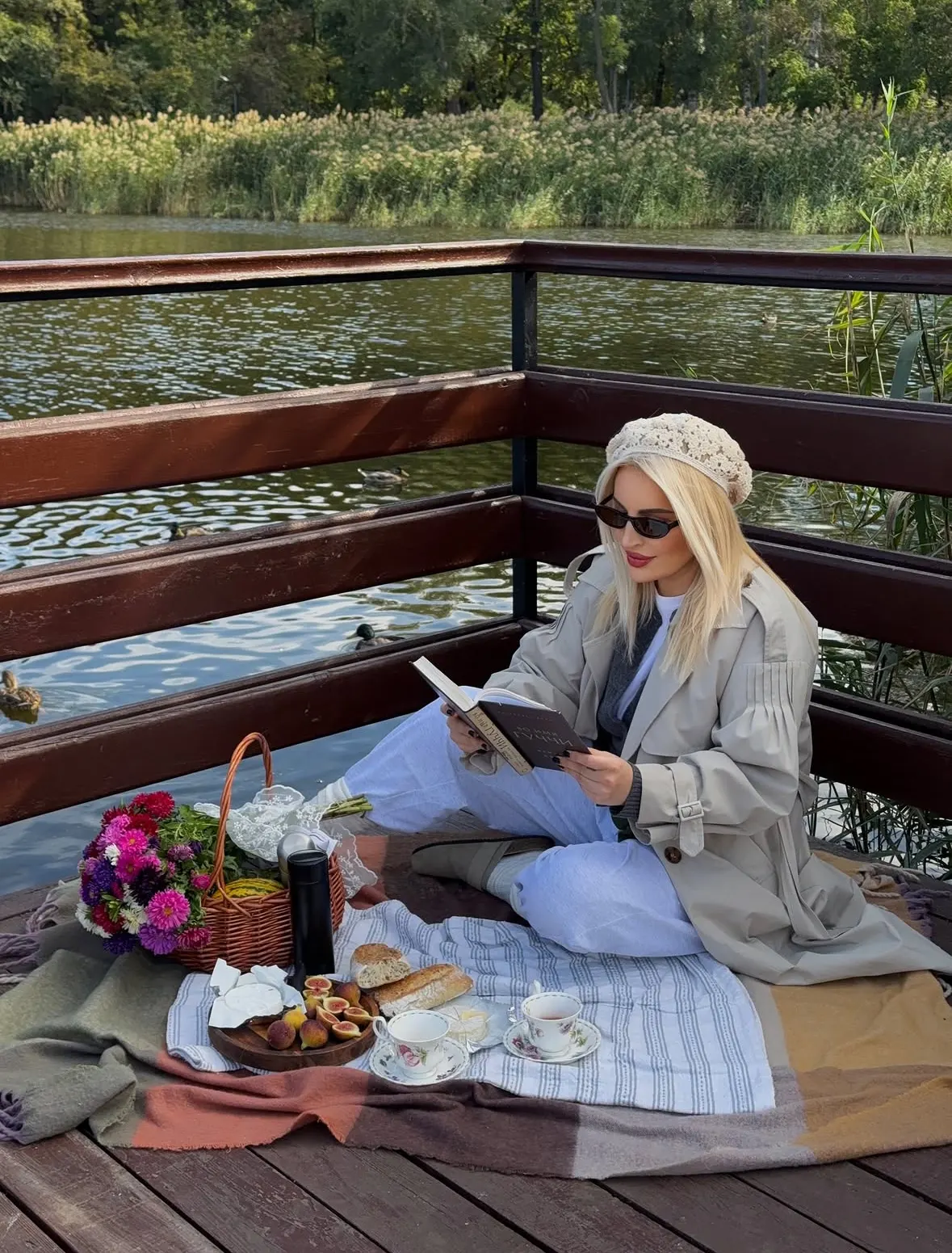 Moment editorial — picnic la lac, atmosferă caldă și calmă